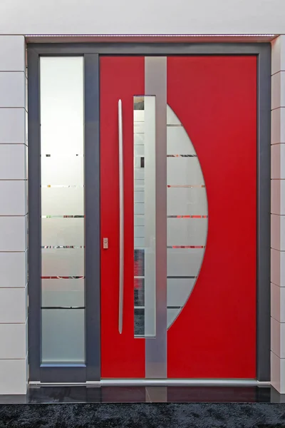 Красная Дверь Стеклянным Современным Входом — стоковое фото