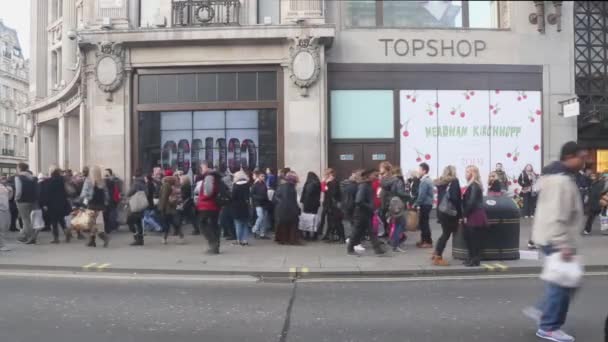 Londres Reino Unido Noviembre 2013 Bunch People Front Top Shop — Vídeo de stock