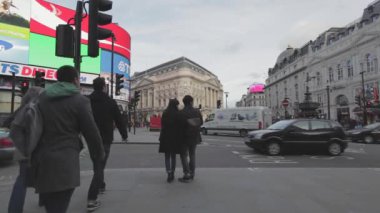 Londra, Birleşik Krallık - 27 Ocak 2013: Piccadilly Circus Square with Pedestrians Londra, İngiltere.