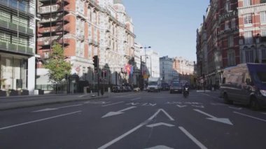 Londra, Birleşik Krallık - 19 Kasım 2013: Brompton Road Knightsbridge 'de Gündüz Trafiği.