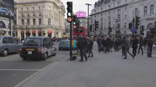 Londyn Wielka Brytania Stycznia 2013 Piesi Turyści Samochody Piccadilly Circus — Wideo stockowe