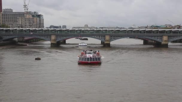 英国伦敦 2013年11月24日 伦敦泰晤士河城市游轮 — 图库视频影像