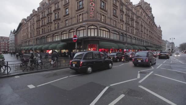 London Storbritannien Januari 2013 Big Bus Tours Front Harrods Luxury — Stockvideo