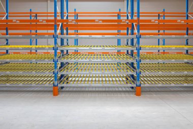 Dağıtım Deposunda Yerçekimi Akışı Rafı Rafı