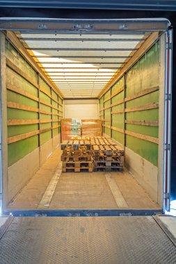 Kargo Paletleri ile Kamyon Karavanı 'nın İçi