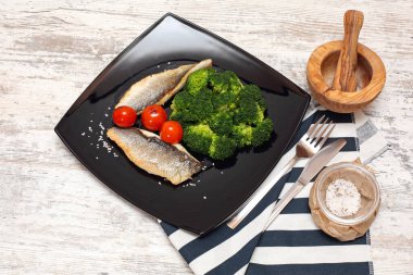 Brokoli kiraz domatesli ızgara balık filetosu servis edildi.