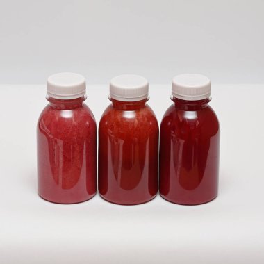 Plastik Şişelerde Üç Taze Kırmızı Meyve Suyu