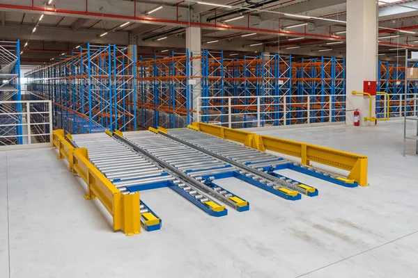 Upper Floor Mountet Pallet Gravity Flow Distribution Warehouse — Stock Photo, Image