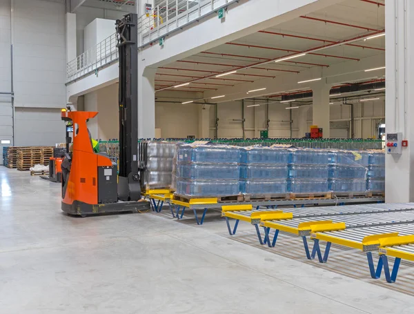 Forklift Floor Mountet Pallet Gravity Flow Distribution Warehouse — 스톡 사진