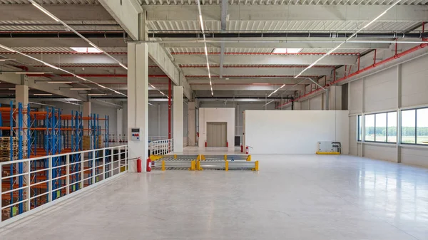 Empty Floor Space Distribution Warehouse Interior — Stock Photo, Image