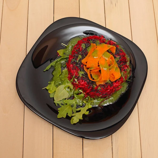 Tahta Masada Sağlıklı Pancar Havucu Arugula Salatası Kahvaltısı — Stok fotoğraf