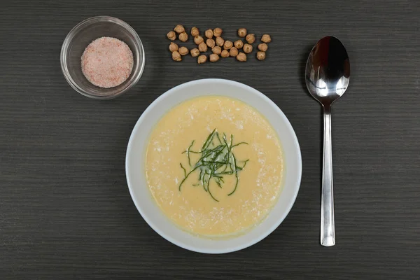 Schaal Van Verse Soep Met Kruiden Geserveerd Top View — Stockfoto