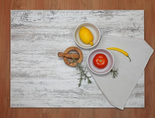 Élelmiszer Téma Tabletop Citrom Paradicsom Chilli Pepper Rosemary Sprig Beállítása — Stock Fotó