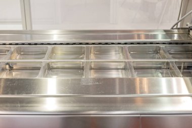 Gıda Üretim Hattı 'nda Boş Plastik Tepsiler Paketleme Makinesi