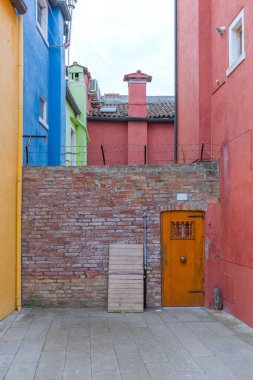 Burano Venedik 'te Binalar Arası Kapılı Tuğla Duvar