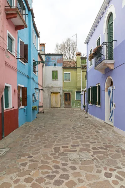 Μικρή Οδός Πολύχρωμα Σπίτια Στο Burano Της Βενετίας Ιταλία — Φωτογραφία Αρχείου