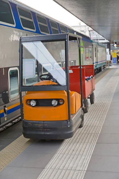 Veicolo Rimorchiatore Alla Piattaforma Della Stazione Ferroviaria — Foto Stock