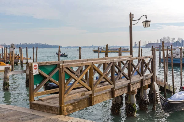 威尼斯意大利贡多拉的木制码头码头 — 图库照片