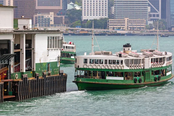 Star Ferry Odpływa Molo Hongkongu — Zdjęcie stockowe