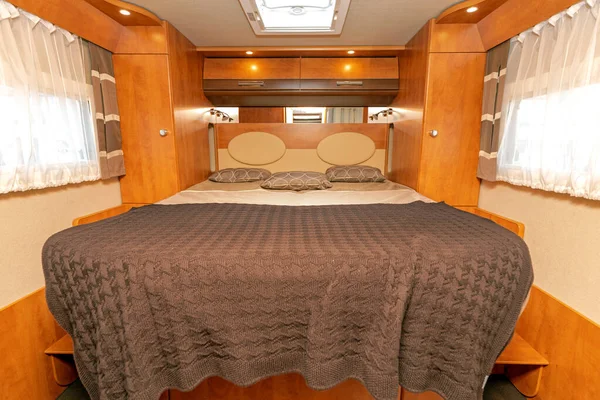 Großes Bett Wohnmobil Schlafzimmer — Stockfoto