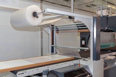 Mobilya Fabrikasında Otomatik Kabine Paketleme Makinesi