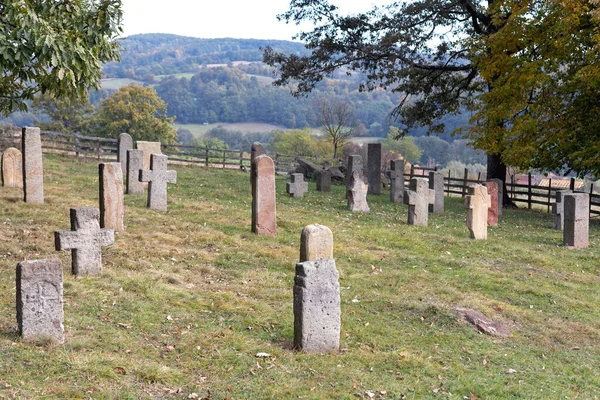 Pedras Cruzadas Cemitério Medieval Nos Balcãs Rurais — Fotografia de Stock