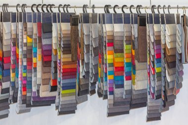 Renk Örnekleri Tekstil Malzemeleri Demiryolunda Asıldı