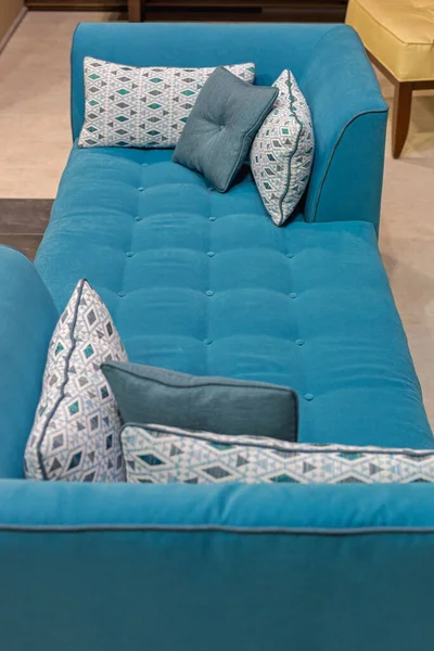 大蓝绒沙发上的许多枕头 — 图库照片