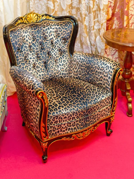 Крісло Тваринний Друк Safari Leopard Kitsch Стиль — стокове фото