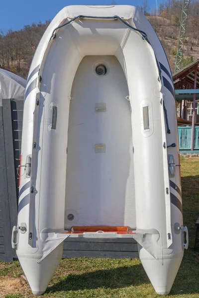 Blanco Dingy Barco Secado Exterior Posición Vertical —  Fotos de Stock
