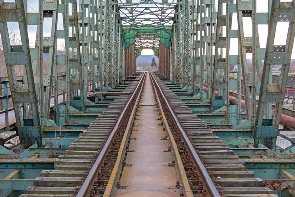 Перспектива Железного Железнодорожного Моста Через Реку Сербии — стоковое фото