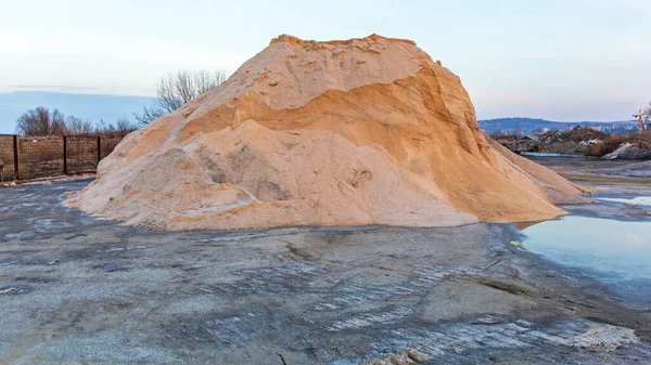 冬季道路石盐与砂砾混合料 — 图库照片