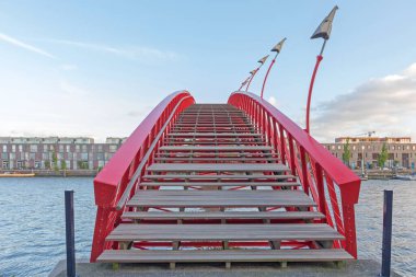 Amsterdam 'ın doğu rıhtımındaki Python Köprüsü Merdivenleri