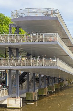 Amsterdam 'da Bisikletler için Çok Katlı Otopark