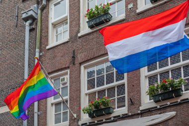Hollanda ve Gökkuşağı Gurur Bayrakları Amsterdam 'daki Binada