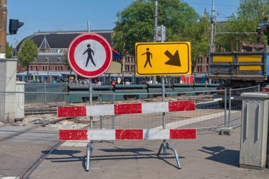 Şehirdeki İnşaat Bariyerinde Yaya İşaretleri