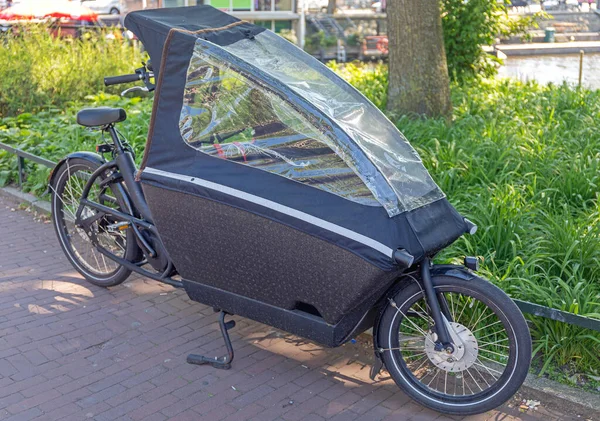 アムステルダムでの子供の輸送のためのキャビン付き電動自転車 — ストック写真