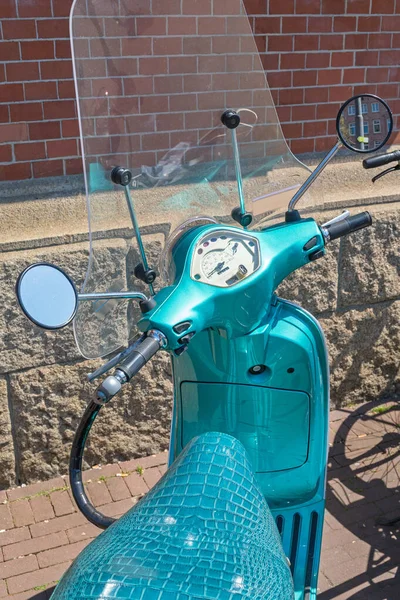 Asiento Piel Cocodrilo Con Estampado Animal Vespa Azul Turquesa —  Fotos de Stock