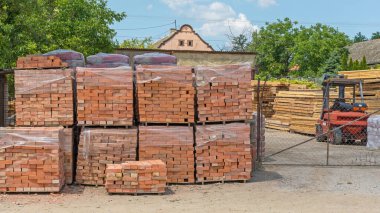 Depoda Yeni Tuğlalarla Paletler