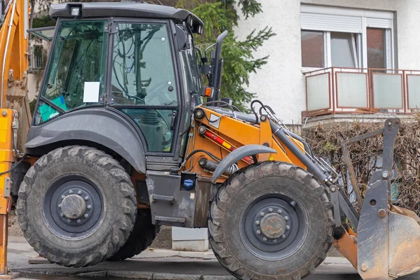 Backhoe Kazıcı Yükleyici İnşaat Makinesi Sokakta