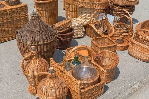 Wicker Sepetlerle Kaplı Şarap Şişeleri — Stok fotoğraf
