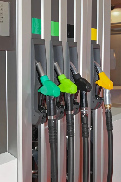 汽油站的彩色燃料喷嘴 — 图库照片