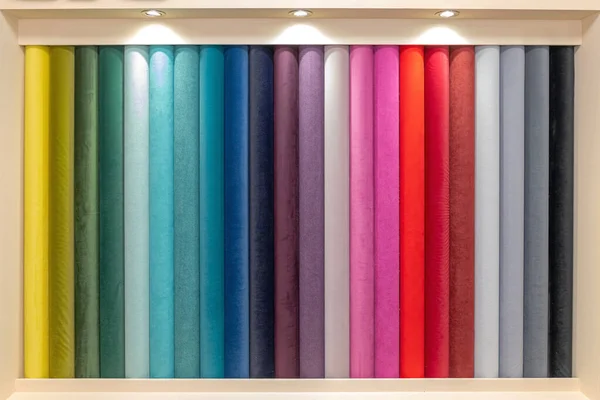 Renk Örnekleri Tekstil Malzemesi Duvarda Rolls — Stok fotoğraf