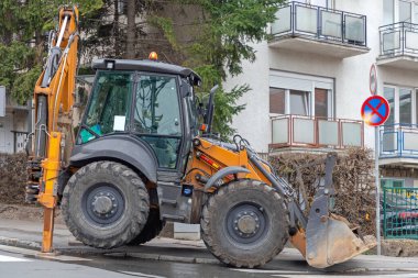 Backhoe Kazıcı Yükleyici İnşaat Makinesi Sokakta