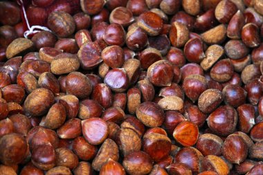 Büyük bir demet çiğ kestane kestanesi