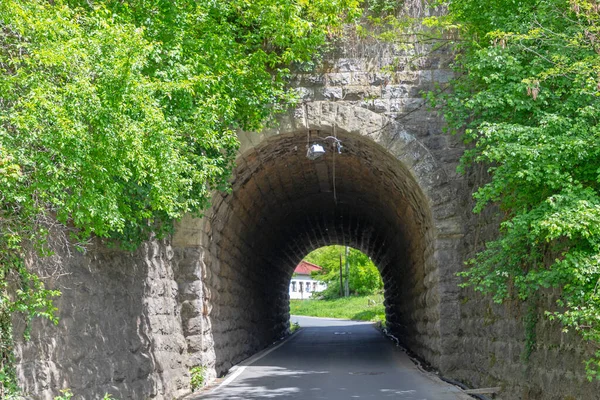 Korta Och Smala Vägtunneln Passage Sten Båge — Stockfoto