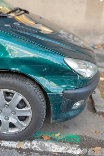 Liten Grön Bil Fronten Kollision Trafik Olycka Skador — Stockfoto