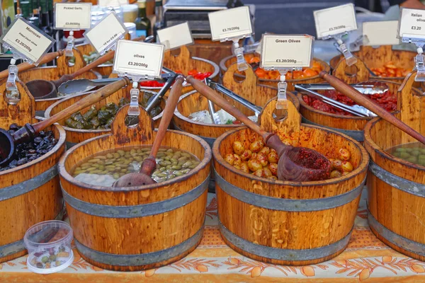 Оливки Деревянных Ведрах Фермерском Рынке — стоковое фото