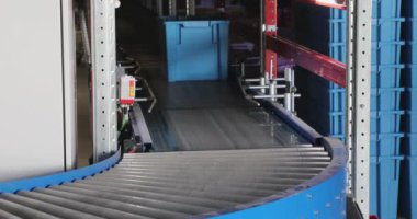 Depo 'daki Taşıyıcı Kayışında Plastik Kutular