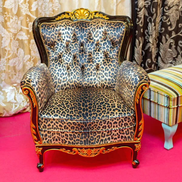 Fauteuil Dierenprint Safari Leopard Kitsch Style — Stockfoto